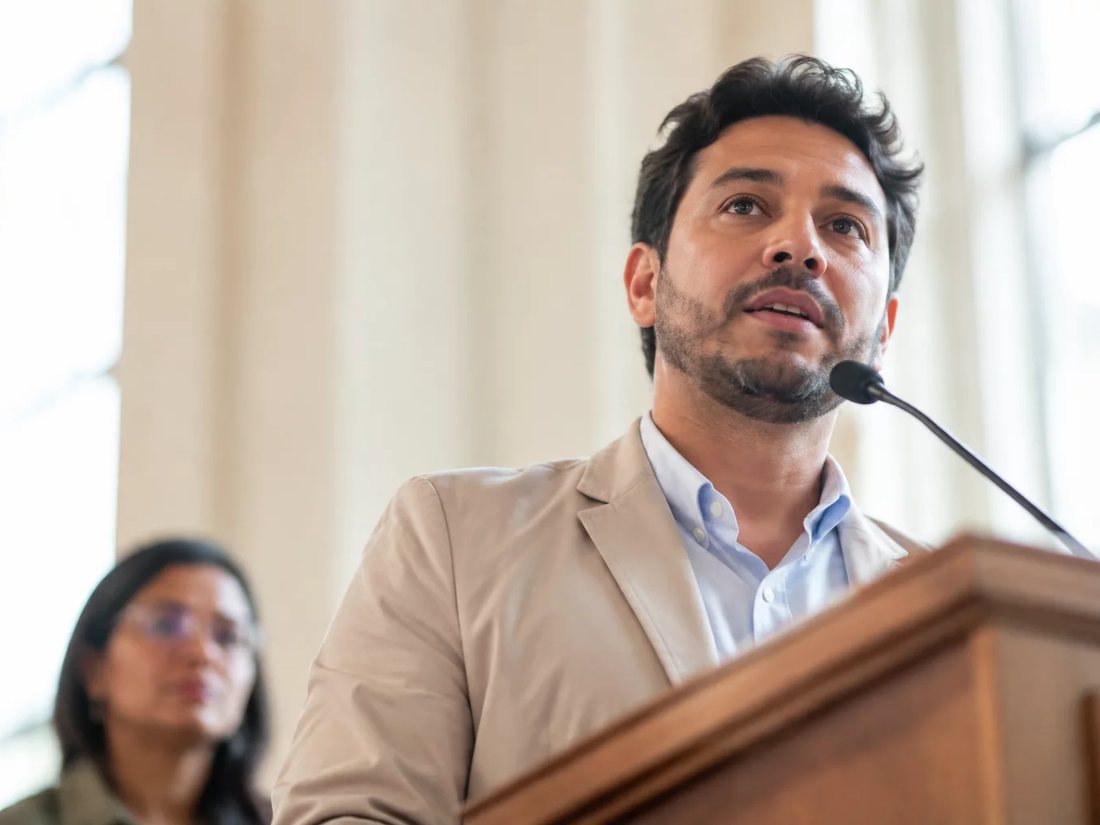 Tampo de mesa visto de cima com um esquema de argumento traçado a lápis